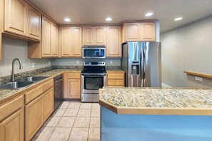 冰箱、微波炉、烤箱、炉灶