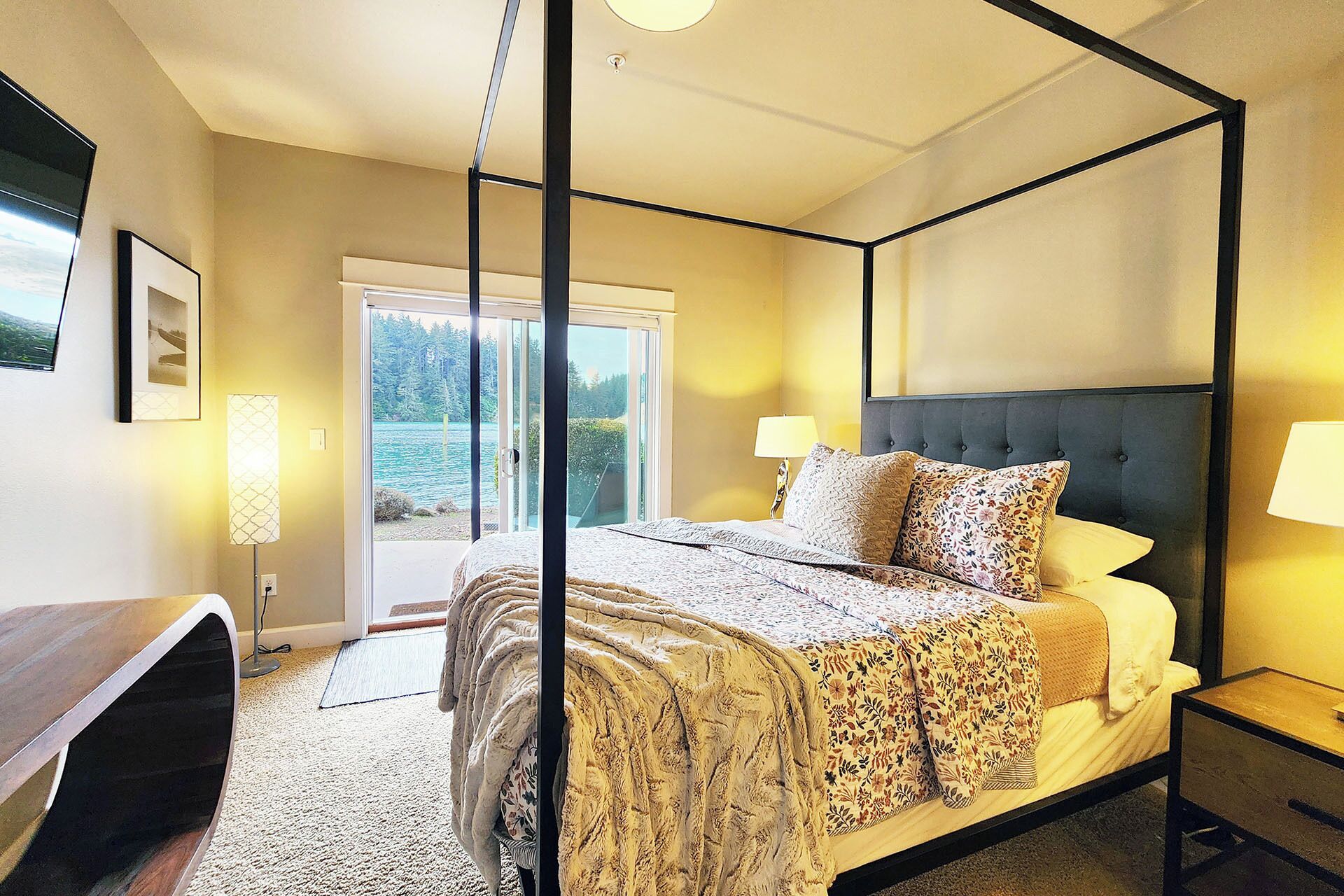 Tabla de planchar con plancha, wifi gratis y ropa de cama 