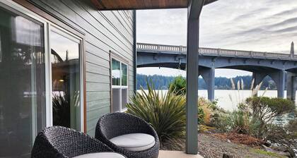 Riverfront Views, Walk to Old Town, Dog Friendly!