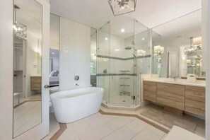 Dusche, Haartrockner, Handtücher