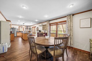 Dining - Cozy Mtn Cabin: Hot Tub, Fire Table & AC; Dog Friendly & Near Boone (Boone)