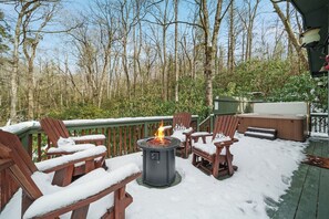 Property grounds - Cozy Mtn Cabin: Hot Tub, Fire Table & AC; Dog Friendly & Near Boone (Boone)