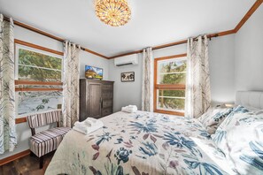 Free WiFi, bed sheets - Cozy Mtn Cabin: Hot Tub, Fire Table & AC; Dog Friendly & Near Boone (Boone)