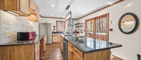 Geladeira, micro-ondas, fogão, lava-louças