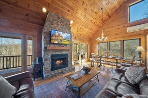 Televisión, chimenea, futbolito y libros 