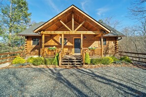 Exterior - Log Cabin w/ View, Hot Tub & AC: 3 Mins to Sugar Mtn Skiing (Sugar Mountain)