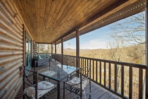 Property grounds - Log Cabin w/ View, Hot Tub & AC: 3 Mins to Sugar Mtn Skiing (Sugar Mountain)