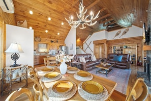 Dining - Log Cabin w/ View, Hot Tub & AC: 3 Mins to Sugar Mtn Skiing (Sugar Mountain)