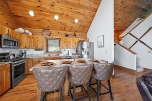 Coffee/tea maker, fridge, microwave, oven - Log Cabin w/ View, Hot Tub & AC: 3 Mins to Sugar Mtn Skiing (Sugar Mountain)
