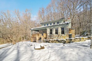Exterior - Cozy 1BR Cabin: Hot Tub, Wood Stove & Pet-Friendly; Near Sugar Mtn Ski (Banner Elk)