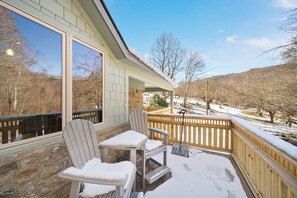 Property grounds - Cozy 1BR Cabin: Hot Tub, Wood Stove & Pet-Friendly; Near Sugar Mtn Ski (Banner Elk)