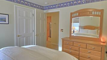 Desk, iron/ironing board, WiFi, bed sheets