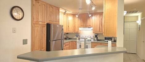 Køleskab, mikrobølgeovn, ovn, kogeplade