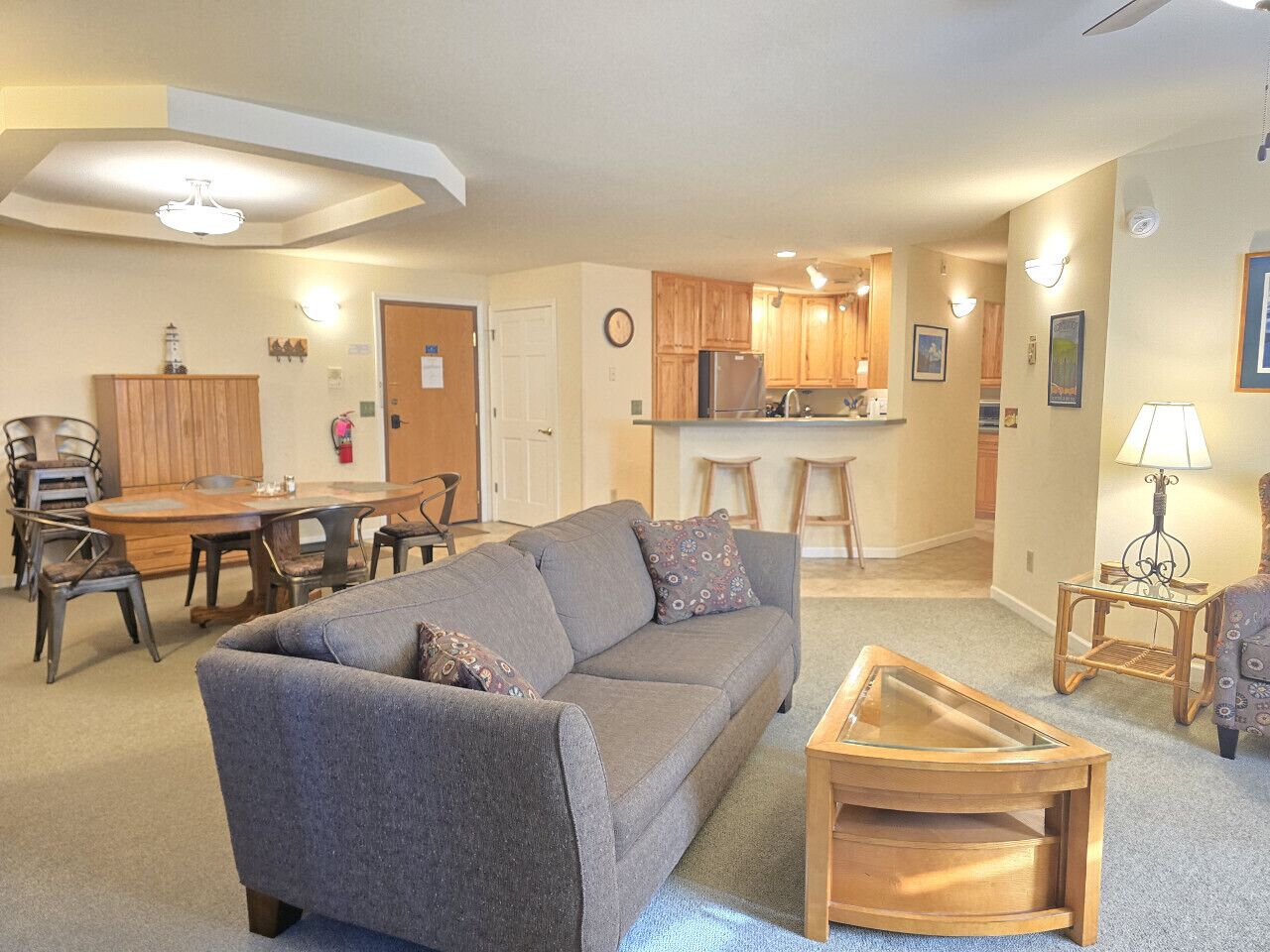 テレビ、暖炉、書庫