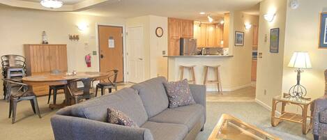 Fernseher, Kamin, Bücher