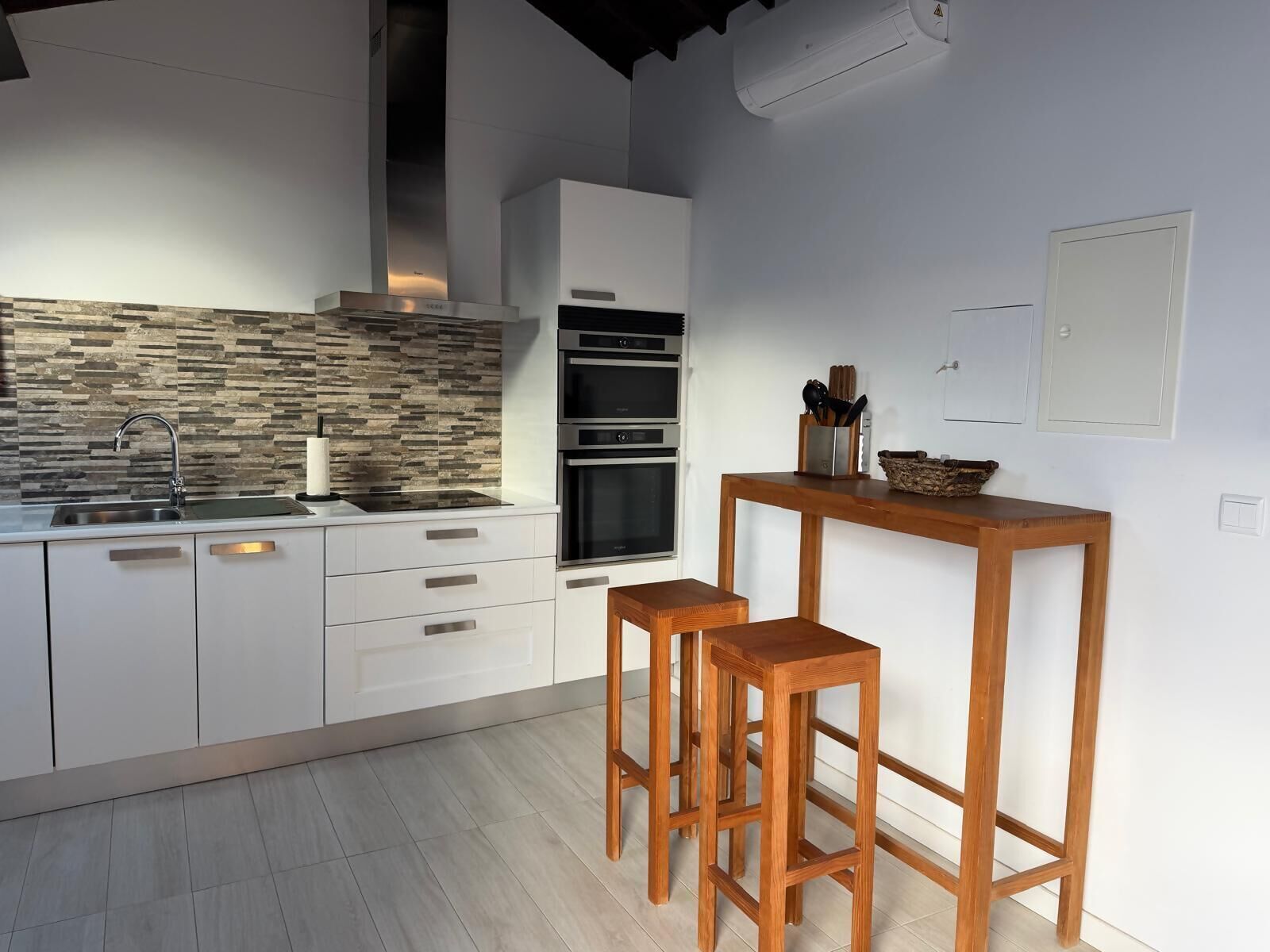 Mikroaaltouuni, keittoastiat/astiat/ruokailuvälineet, ruokailupöytä