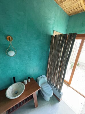 Regadera, toallas, jabón, papel de baño 