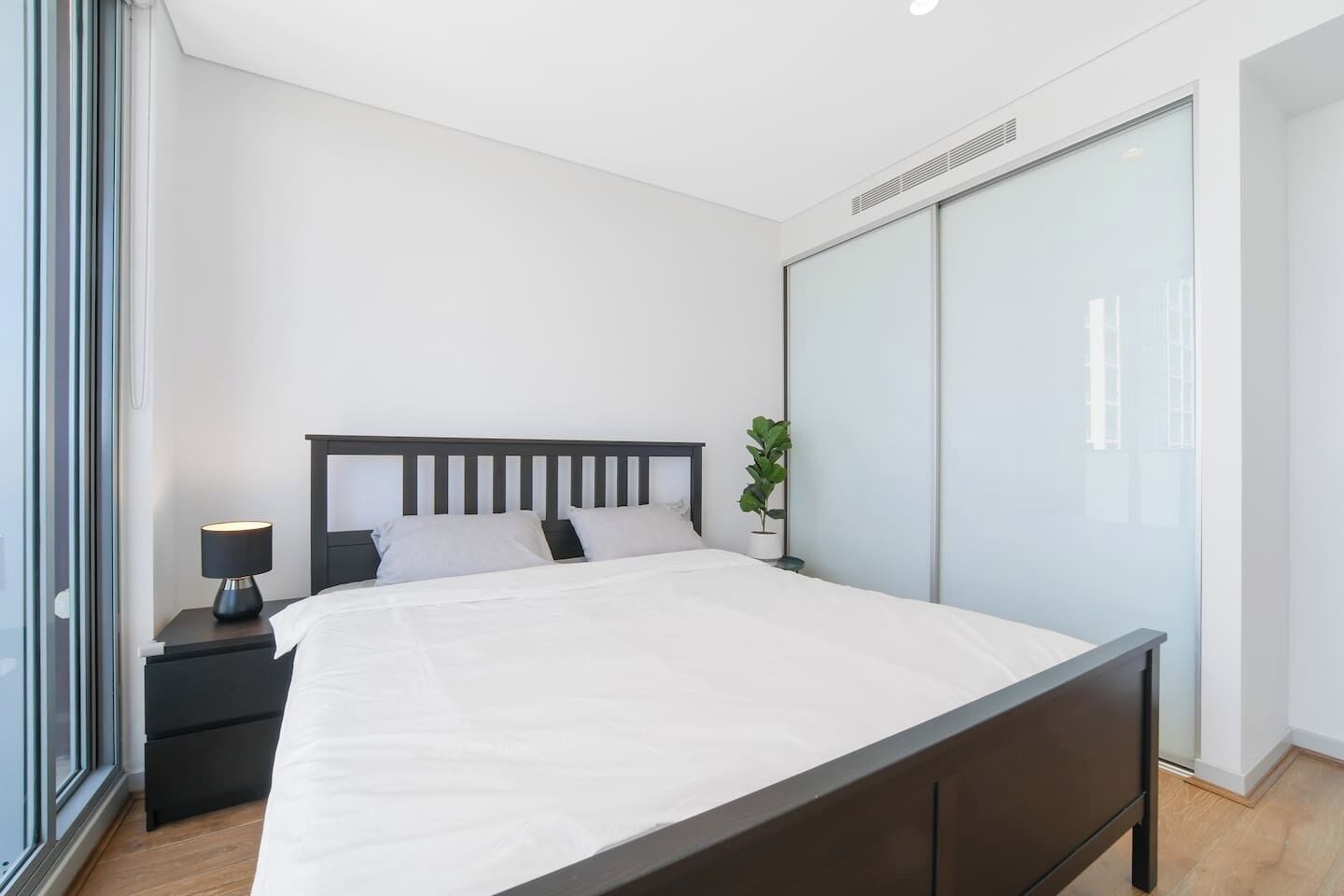 Desk, iron/ironing board, WiFi, bed sheets