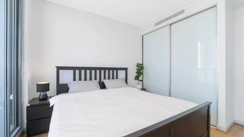 Desk, iron/ironing board, WiFi, bed sheets