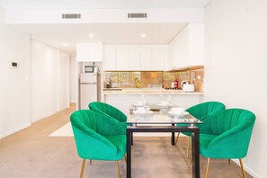Dining - Stylish 3BR 1CAR - Nr Station, Eats, CBD & Airport (Wolli Creek)