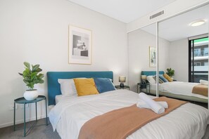 Escrivaninha, ferros/tábuas de passar roupa, Wi-Fi, roupa de cama
