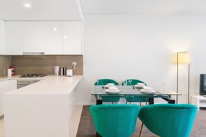 Fridge, microwave, oven, stovetop - Stylish 3BR 1CAR - Nr Station, Eats, CBD & Airport (Wolli Creek)