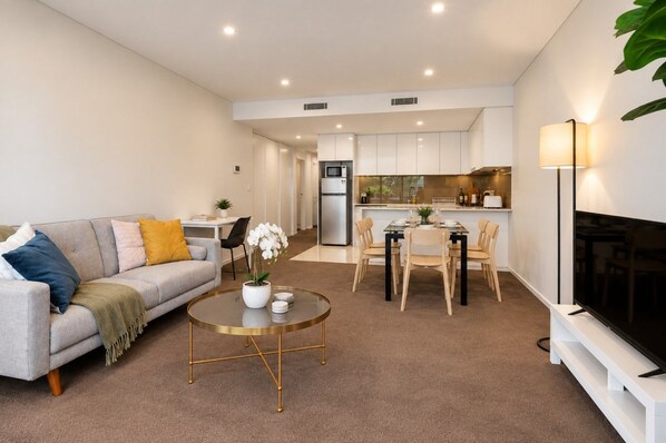 Un apartamento moderno con sala de estar, comedor y cocina.