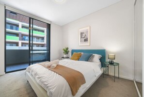 Desk, iron/ironing board, WiFi, bed sheets - Stylish 3BR 1CAR - Nr Station, Eats, CBD & Airport (Wolli Creek)