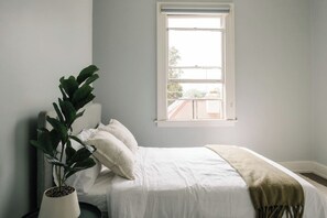 Room - Chic 2BR 1 CAR House w/ City & Harbour Bridge View (Balmain)