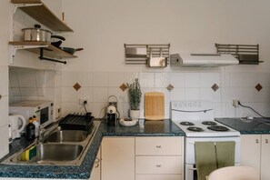 Private kitchen - Chic 2BR 1 CAR House w/ City & Harbour Bridge View (Balmain)
