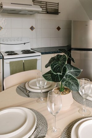 Private kitchen - Chic 2BR 1 CAR House w/ City & Harbour Bridge View (Balmain)