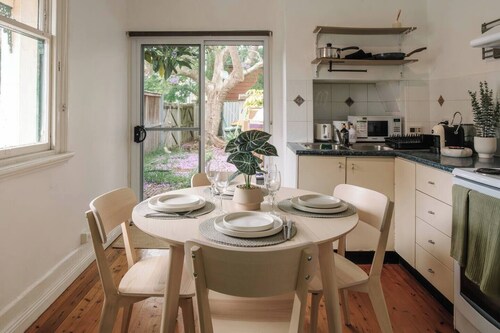 Chic 2BR 1 CAR House w/ City & Harbour Bridge View