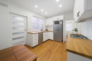 Fridge, microwave, oven, stovetop - Chic 2BR House nr Eats, Fish Market, Casino & CBD (Pyrmont)