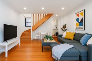 TV - Chic 2BR House nr Eats, Fish Market, Casino & CBD (Pyrmont)