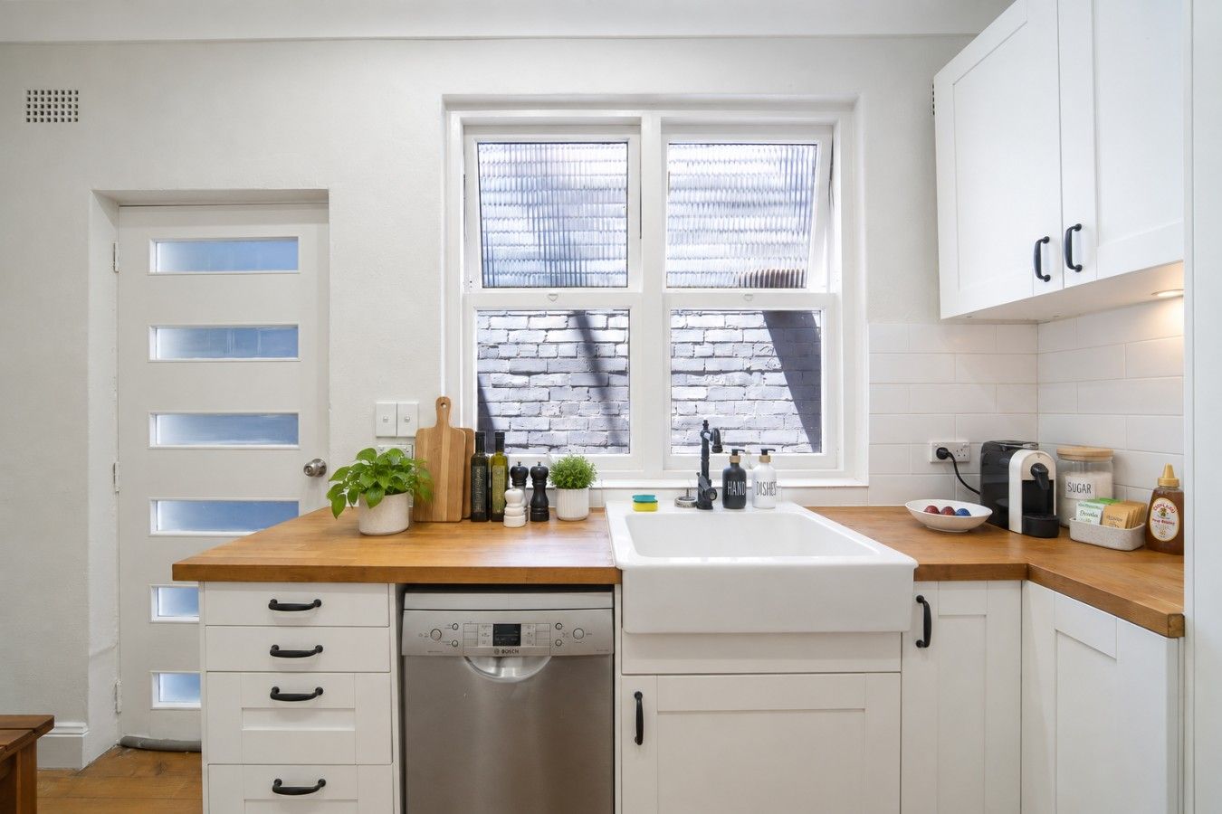 Coffee/tea maker, fridge, microwave, oven