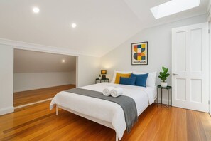 Desk, iron/ironing board, WiFi, bed sheets - Chic 2BR House nr Eats, Fish Market, Casino & CBD (Pyrmont)