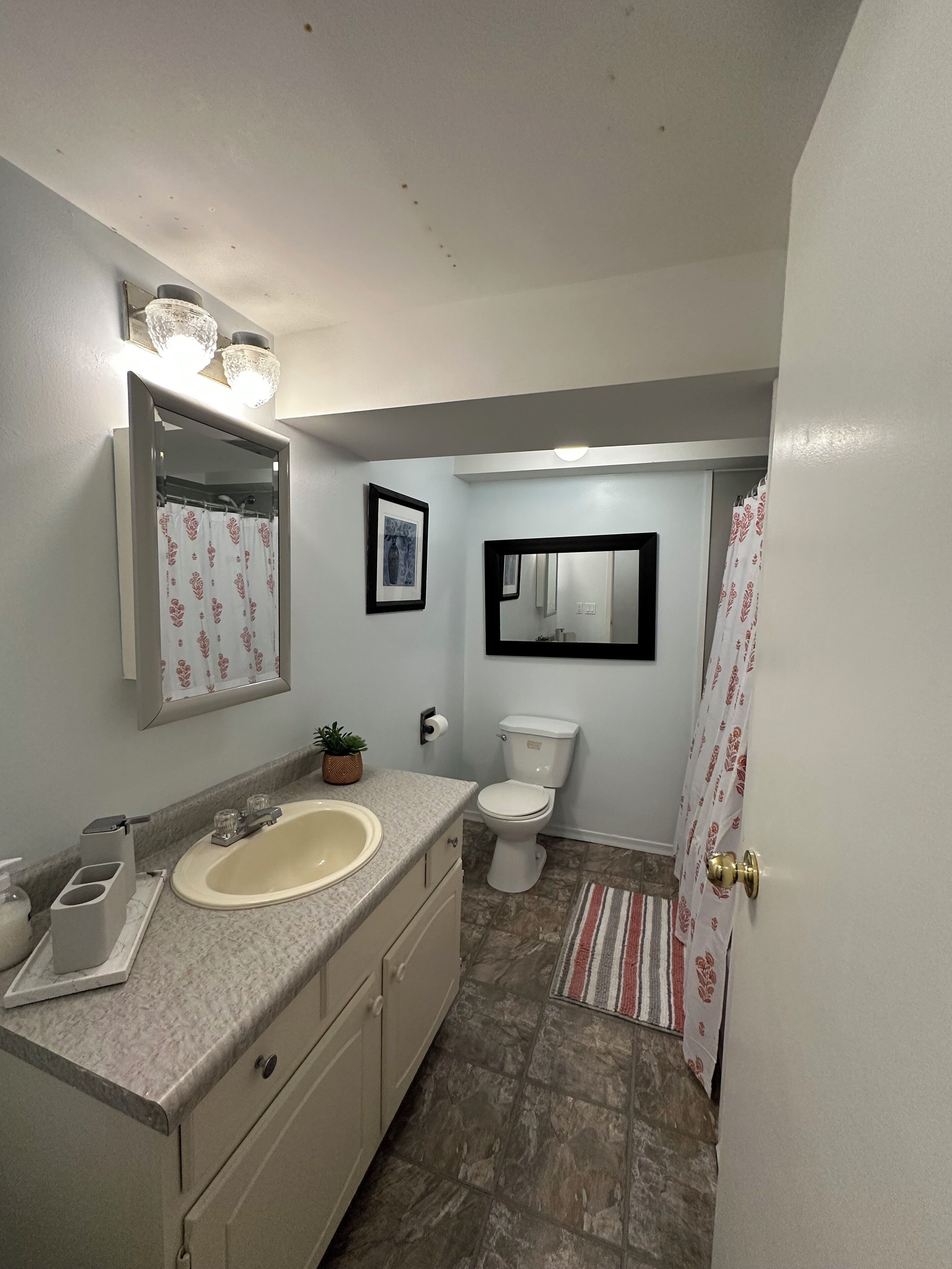 Handdukar, tvål, schampo och toalettpapper