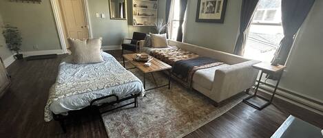 Iron/ironing board, WiFi, bed sheets