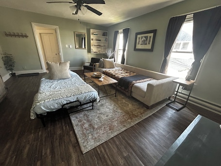 Iron/ironing board, WiFi, bed sheets. Welcoming 1BR Apt in the Heart of Downtown Circleville