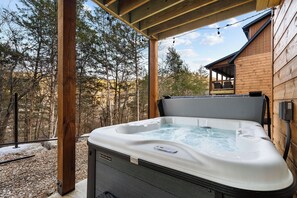 Outdoor spa tub - Fairway Pines - Golf Retreat (Hollister)