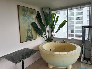 Interior - Welcome to The Mermaid Lounge
Oceanfront Condo on Prestigious Avenue Balboa (Panamá)