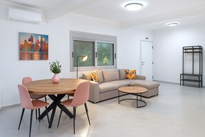 Smart-TV, DVD-Player, Bücher, Musikbibliothek