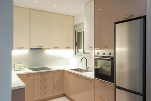 Een koelkast, een magnetron, een oven, een kookplaat