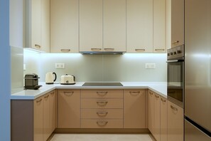 Kühlschrank, Mikrowelle, Ofen, Herdplatte