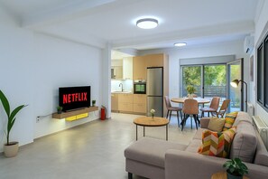 Smart-tv, dvd-spelare, böcker och ett musikbibliotek