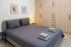 Een bureau, een strijkplank/strijkijzer, gratis wifi, beddengoed