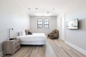5 bedrooms, iron/ironing board, Internet, bed sheets