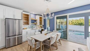 KĂŒhlschrank, Mikrowelle, Ofen, Herdplatte