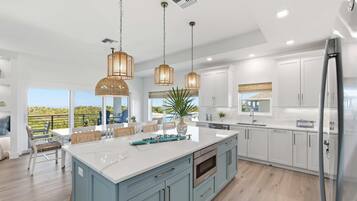 Geladeira, micro-ondas, fogão, cooktop