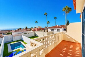 A rooftop pool with a view of the sea, palm trees, and neighboring buildings. - Fabulous Duplex C8 with Private Pool (Adeje)